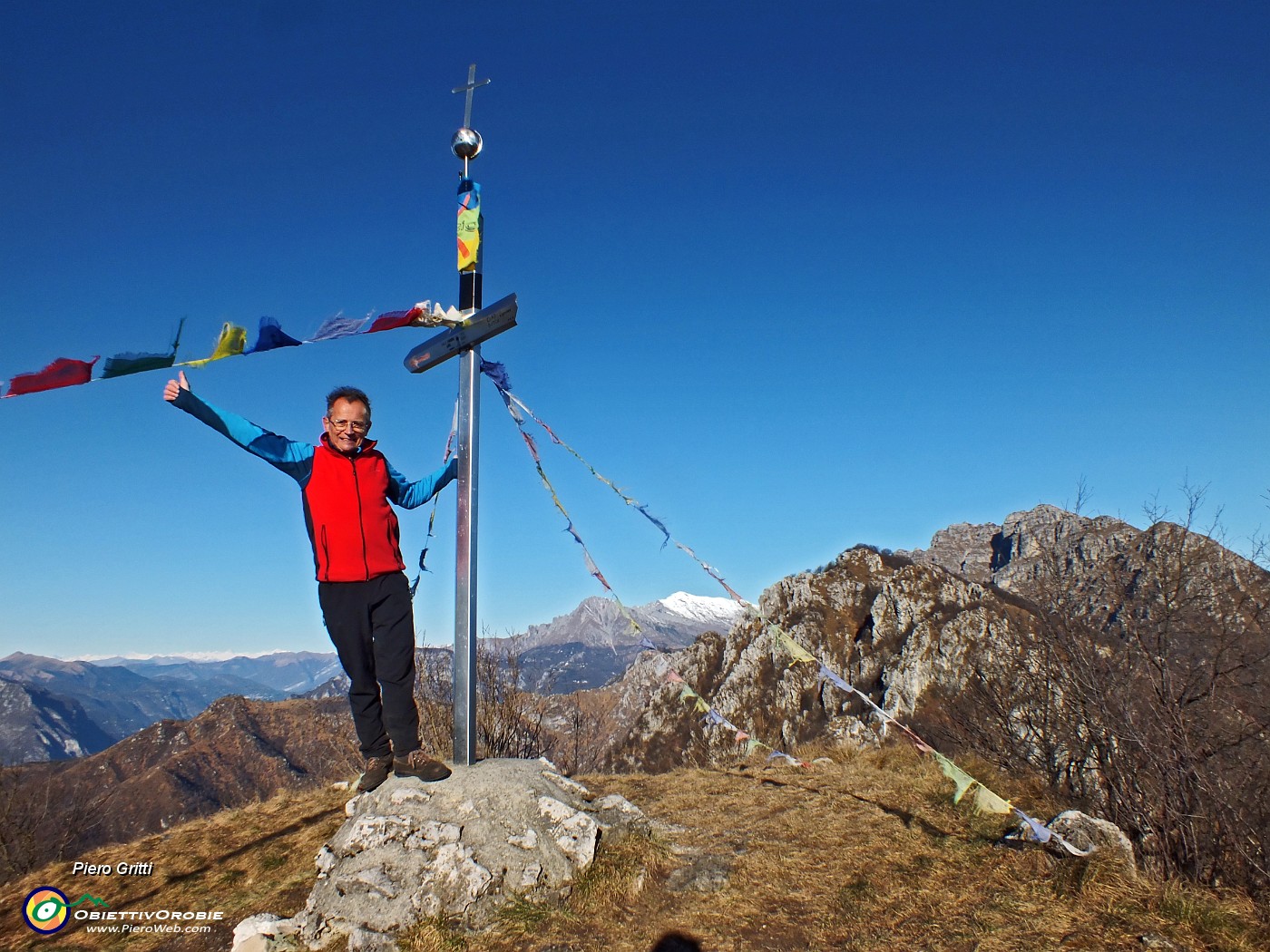 39 Alla croce dell'anticima con vista sulla vetta del Monte Ocone e Resegone.JPG